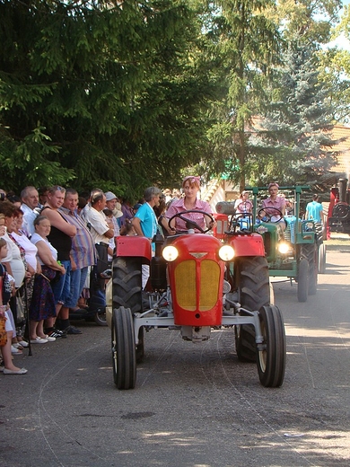 Parada zabytkowych traktorw.