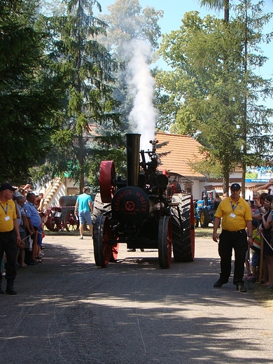 Parada zabytkowych traktorw.