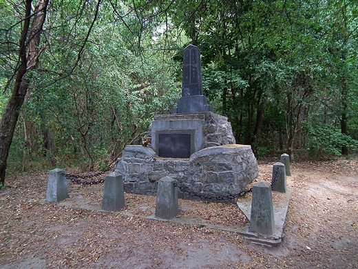 Pomnik na terenie kirkutu w Izbicy