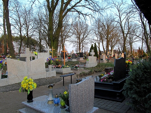 Wiejski cmentarz w Kotlinie Toruskiej