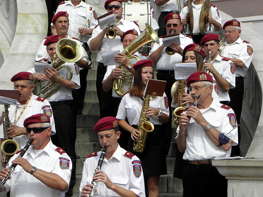 Zamo 1920  przywrci w pamici - koncert na schodach ratusza
