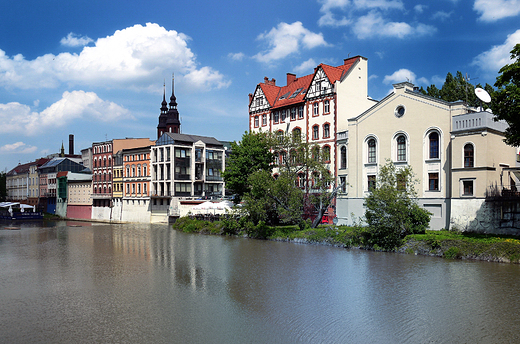 Opole. Miasto widziane od strony kanau Mynkwka