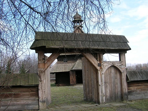 Skansen w Chorzowie - brama przed kościolem z 1791