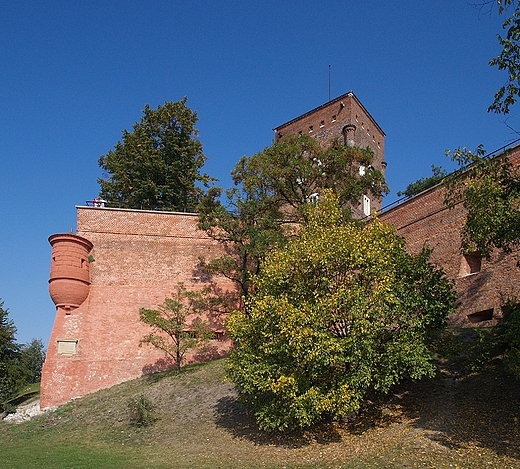 Krakw. Mury obronne Wawelu od strony Wisy