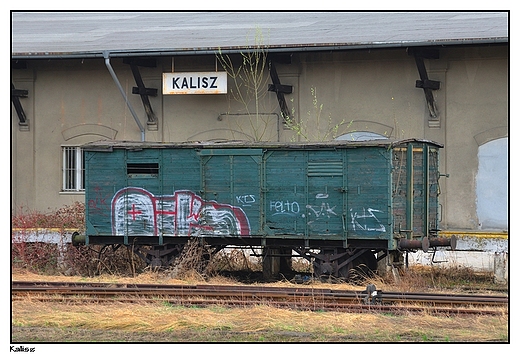 Kalisz - stary wagon stojcy przed nieczynnym magazynem kolejowym