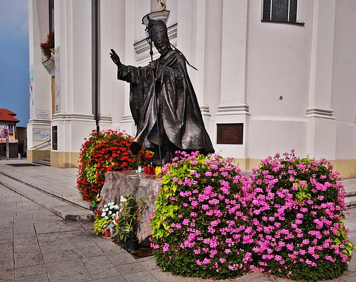 Pomnik w.Jana Pawa II przed Bazylik.