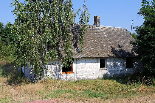 Opuszczona drewniana chaupa w Dobrej