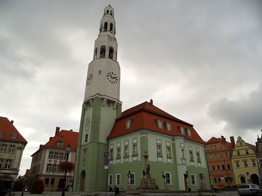 Grujcy nad miasteczkiem ratusz