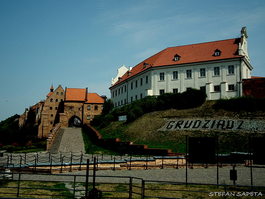 Brama Wodna i klasztor benedyktynek obecnie siedziba muzeum w Grudzidzu.