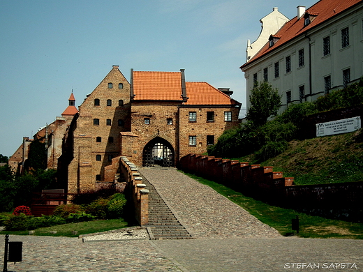 Brama Wodna i klasztor benedyktynek obecnie siedziba muzeum w Grudzidzu.