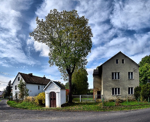 Luboty - kapliczka w centrum wioski