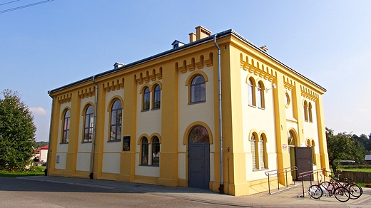 Odnowiona synagoga - obecnie biblioteka