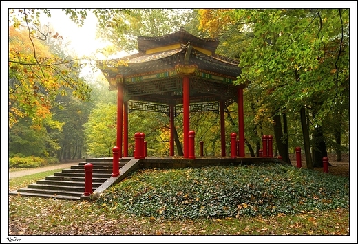 Kalisz - w jesiennej szacie ... pagoda w parku miejskim