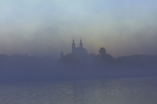 Kościół w Wigrach w porannej mgle.