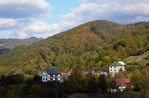 Widok na Beskid May z korony zapory w Tresnej.