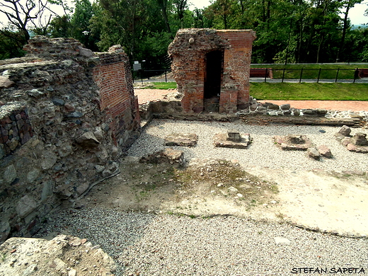 ruiny zamku krzyackiego z XIII w. zniszczony w 1945r.