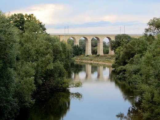 Zabytkowy wiadukt kolejowy na rzece Bbr