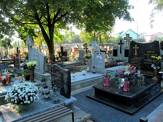 Nowoczesno na aleksandrowskim cmentarzu