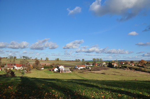 Widok na wieś Bezławki z kościelnego wzgórza