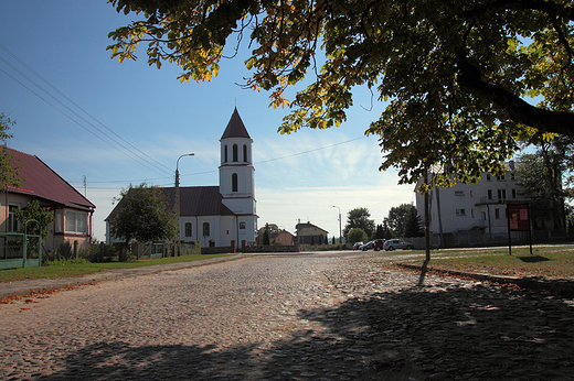 Sura. Koci pw. Boego Ciaa