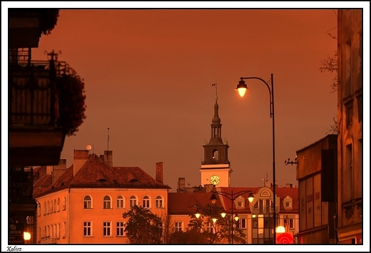 Kalisz - niebo nad rdmiejsk _ w stron rynku z wie ratusza w tle