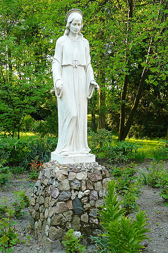Figura w ogrodzie przed paacem w Krzyanowicach
