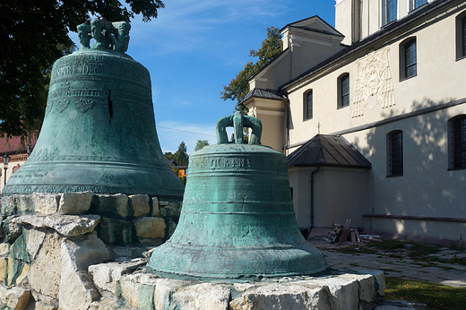 Pilica. Zabytkowe dzwony przed kolegiat w. Jana Chrzciciela.