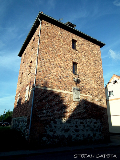 Baszta Żeglarska we Fromborku , zabytkowa baszta położona na rogu ul. Basztowej i Rybackiej jest jedyną zachowaną pozostałością po fromborskich umocnieniach obronnych z XIV-XV wieku.