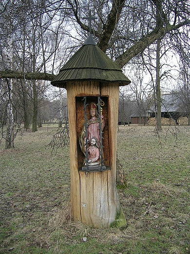 Chorzw. Skansen-kapliczka: figura Mikoaja Biskupa