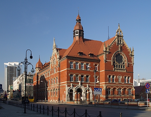 Katowice. Zabytkowy gmach III LO im.A.Mickiewicza w centrum miasta