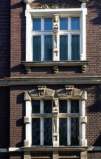 Katowice. Zabytkowe lskie okna kamienic w centrum miasta
