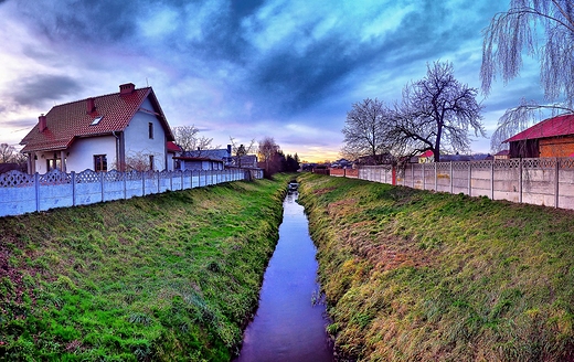 rzeka Troja - widok z mostu na ul. Langenowskiej HDR