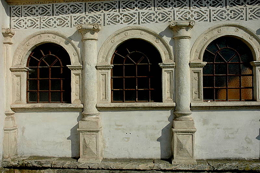 Kimontw - renesansowe detale przy klasztorze