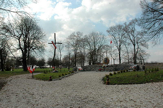 Byszw - pomnik martyrologii w parku podworskim