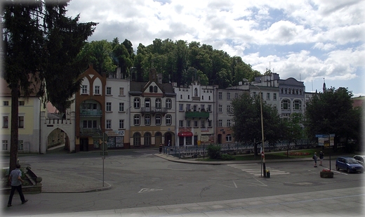 Kamienice naprzeciw bazyliki w Wambierzycach