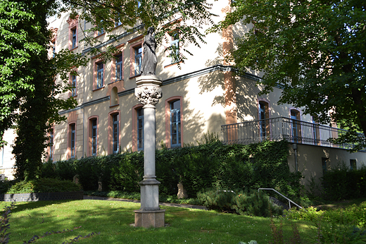 Opole - Kolumna Maryjna z 1682 r. stojca na dziedzicu Collegium Maius