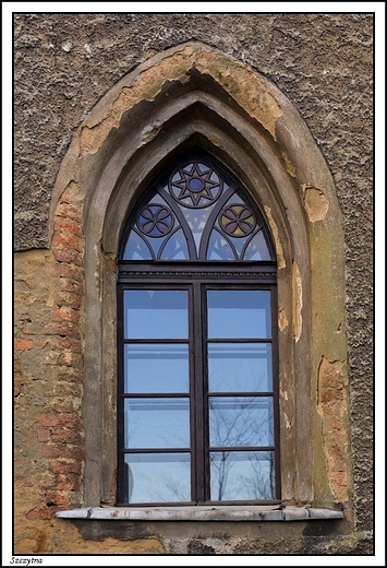 Szczytna - Neogotycki zamek - paac Lena Skaa _ paacowe gotyckie okno