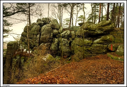 Szczytna - Neogotycki zamek - pa�ac Le�na Ska�a _ skaliste otoczenie zamku