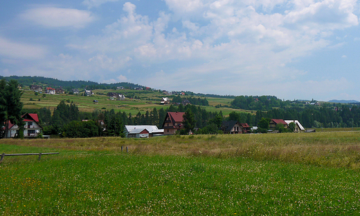 Maniowy. Widok z nowego cmentarza na okoliczne gry.