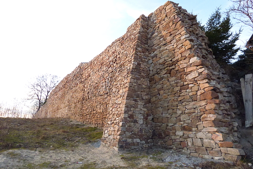 Bodzentyn, mury obronne z 2 po. XIV w.