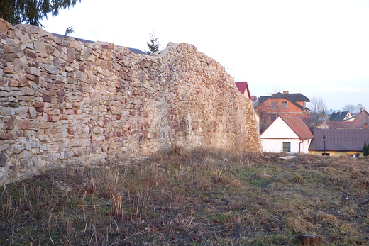 Bodzentyn, mury obronne z 2 po. XIV w.