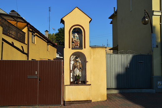 Krapkowice - Kapliczka Pieta i w. Nepomucen
