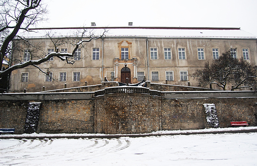 Krapkowice - Zamek i rozpadajcy si mur zabytkowy