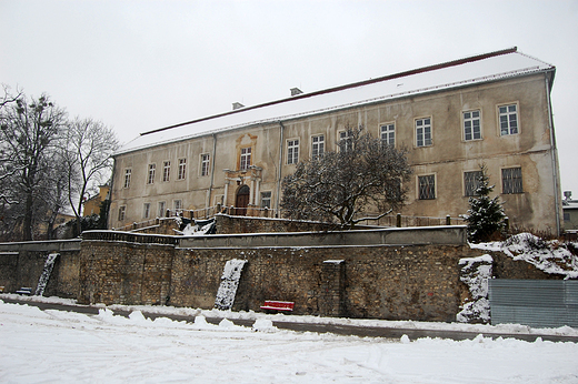 Krapkowice - Zamek i rozpadajcy si mur zabytkowy