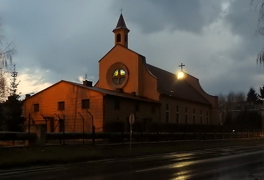 koci wojskowy w. Jana Boego w marcowym deszczu