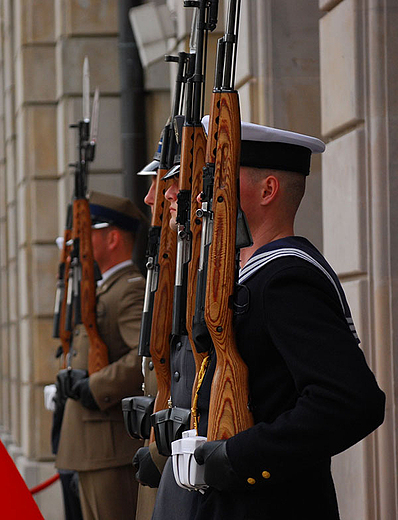 aoba pod Paacem Prezydenckim. Warszawa 10 kwietnia 2010 r.