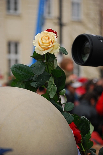 aoba pod Paacem Prezydenckim. Warszawa 10 kwietnia 2010 r.