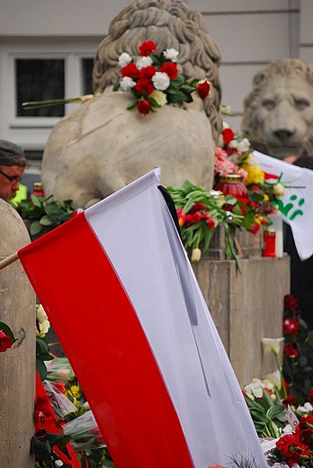 aoba pod Paacem Prezydenckim. Warszawa 10 kwietnia 2010 r.