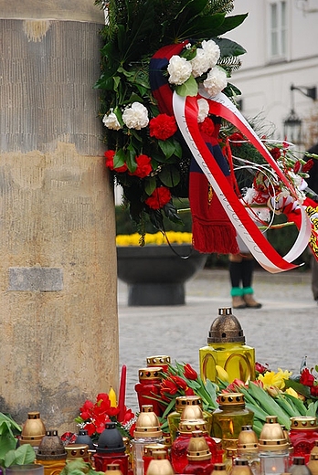 aoba pod Paacem Prezydenckim. Warszawa 10 kwietnia 2010 r.