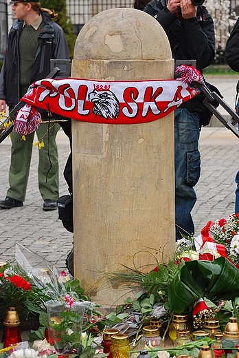 aoba pod Paacem Prezydenckim. Warszawa 10 kwietnia 2010 r.